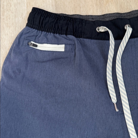 Vuori Mens Banks shorts sky grey linen texture active - Picture 3 of 9